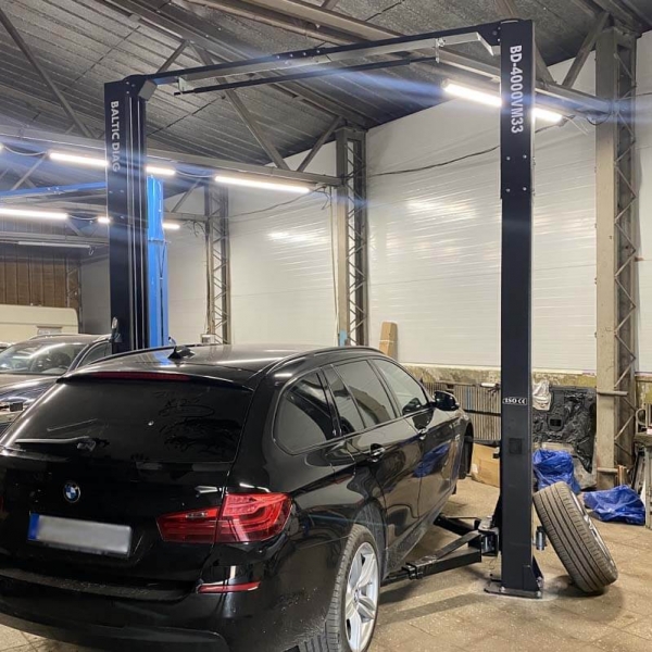 Divu kolonnu pacēlājs ar augšējo sinhronizāciju un 3+3 posmu pacelšanas svirām, 4 t, BD-4000VM33