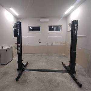 Double post lifter with electromagnetic safety locking, 3 + 3-steps arms 4t BD-4000EL33 | Baltic Diag