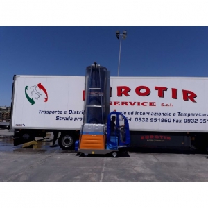 Self-propelled battery-powered bus and truck washing machine Speedy Wash PONY LX | Baltic Diag