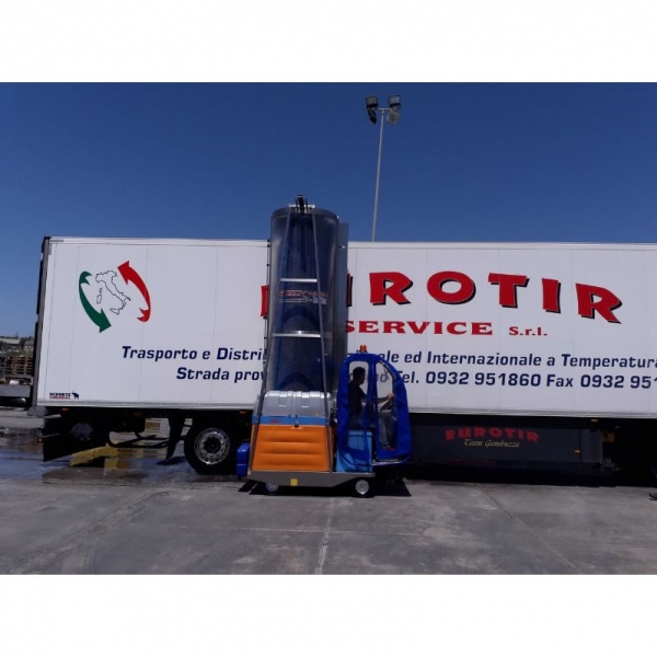 Self-propelled battery-powered bus and truck washing machine Speedy Wash PONY LX | Baltic Diag