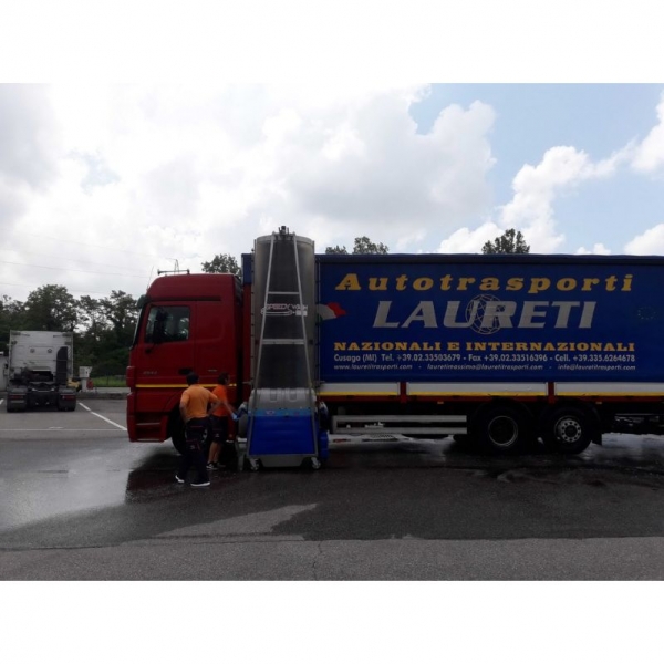 Self-propelled battery-powered bus and truck washing machine SW 626 LX | Baltic Diag