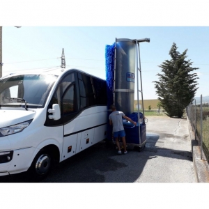 Self-propelled battery-powered bus and truck washing machine SW 626 LX | Baltic Diag