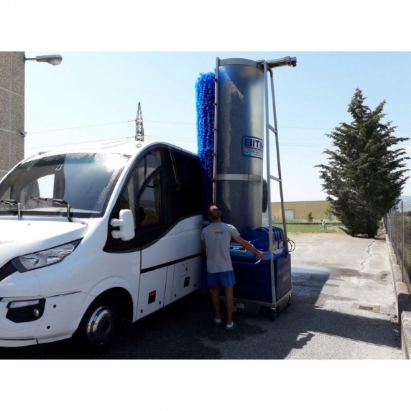 Self-propelled battery-powered bus and truck washing machine SW 626 LX | Baltic Diag