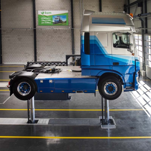 In-ground telescopic piston lift for commercial vehicles DIAMONDLIFT 64/2-Piston Stertil-Koni | Baltic Diag