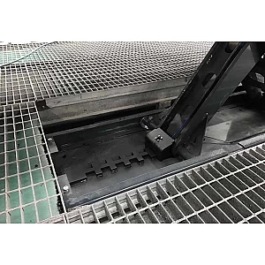 Mid-rise scissor lift for body painting work PrepLift