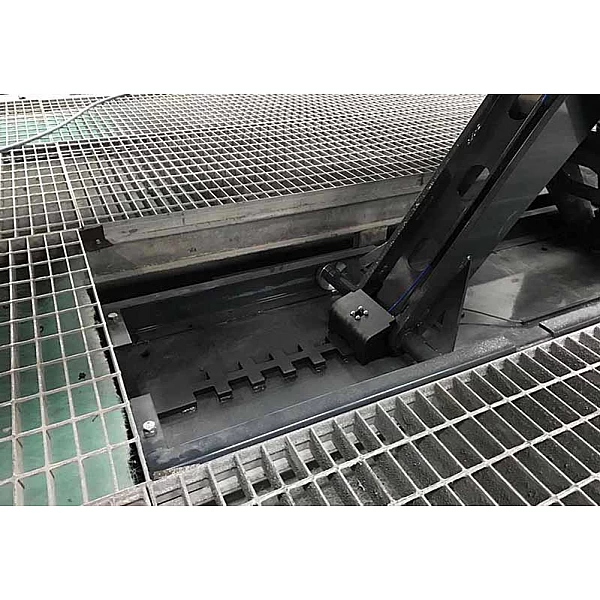 Mid-rise scissor lift for body painting work PrepLift