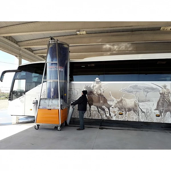 Pašgājēja autobusu un kravas automašīnu mazgāšanas iekārta ar akumulatoru Speedy Wash 626 EZ