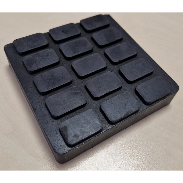 Gumijas pacēlāja spilventiņš 110 x 110 x 25 mm