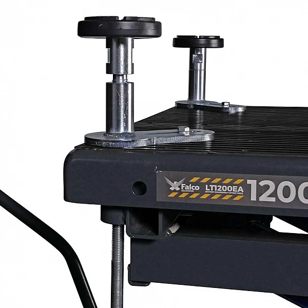 Mobile electro-hydraulic scissor lift for electric cars 1200 kg