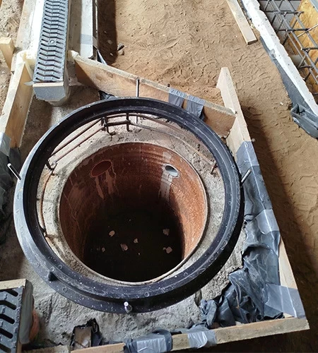 Liquid collection solution in recessed lift pits
