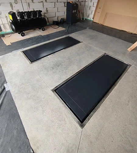 Recessed scissor lift integrated into a workshop floor