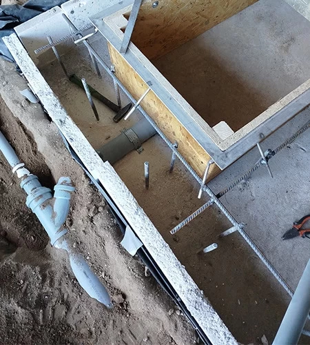 Liquid drainage from scissor lift pits